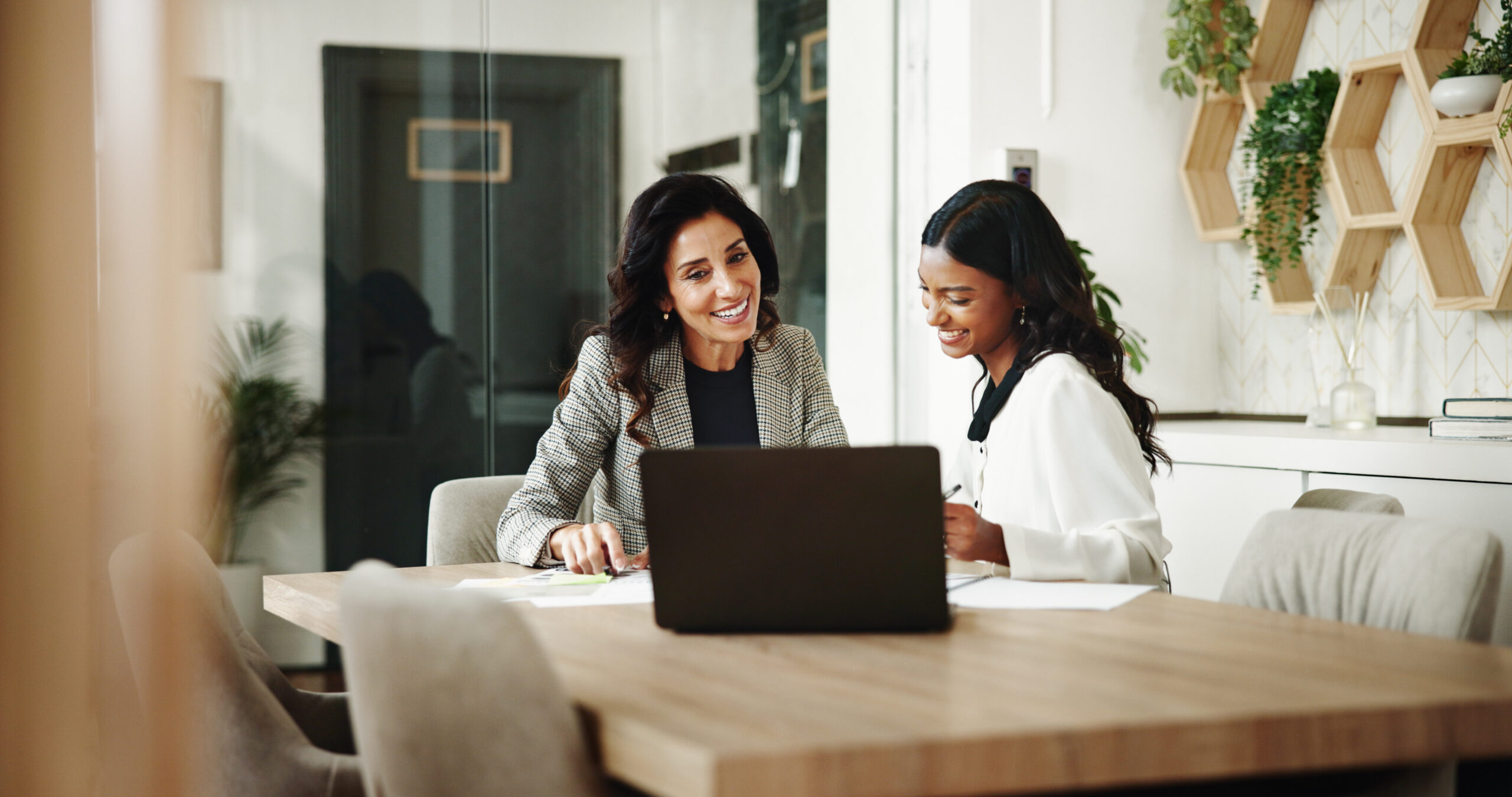 Employment lawyer consulting with a client about a pregnancy discrimination claim in California