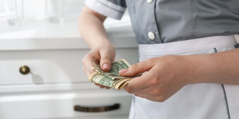 hospitality-employee-counting-cash-tips-california