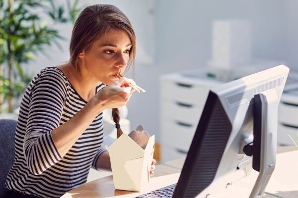 employee-eating-at-desk-california-break-law