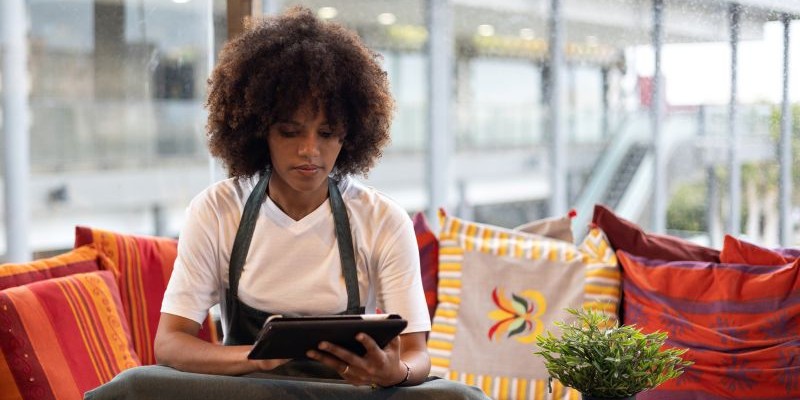 California Service Industry Employee Checking Shift Schedule and Wage Rights