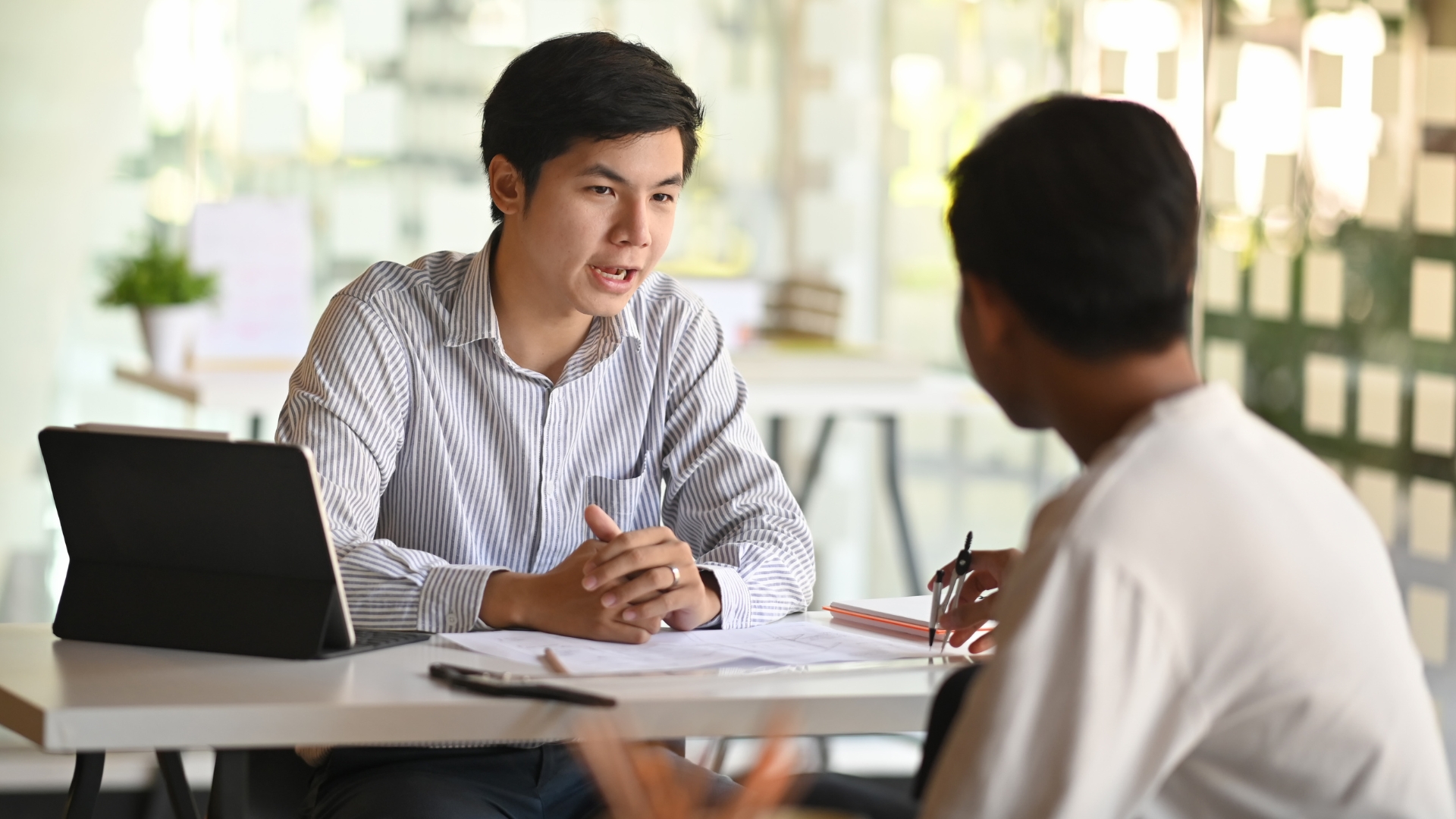 Los Angeles employee in a free consultation with a Los Angeles wage and hour lawyer