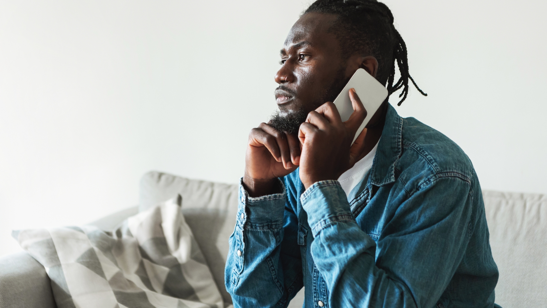Los Angeles employee on the phone with a discrimination lawyer about workplace treatment
